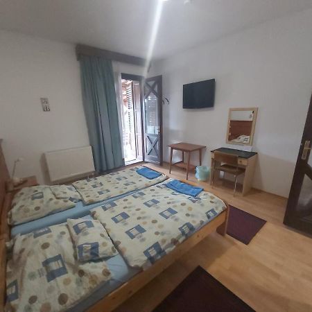 Valcsics Villa Panzio Pécs Extérieur photo