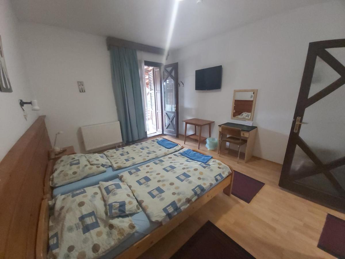 Valcsics Villa Panzio Pécs Extérieur photo