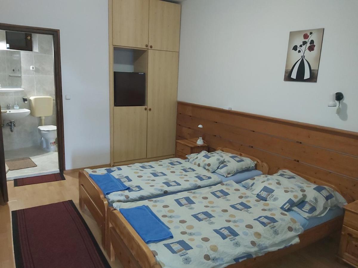 Valcsics Villa Panzio Pécs Extérieur photo
