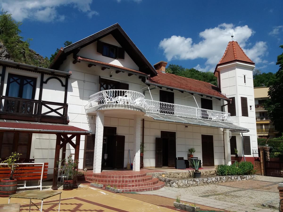 Valcsics Villa Panzio Pécs Extérieur photo