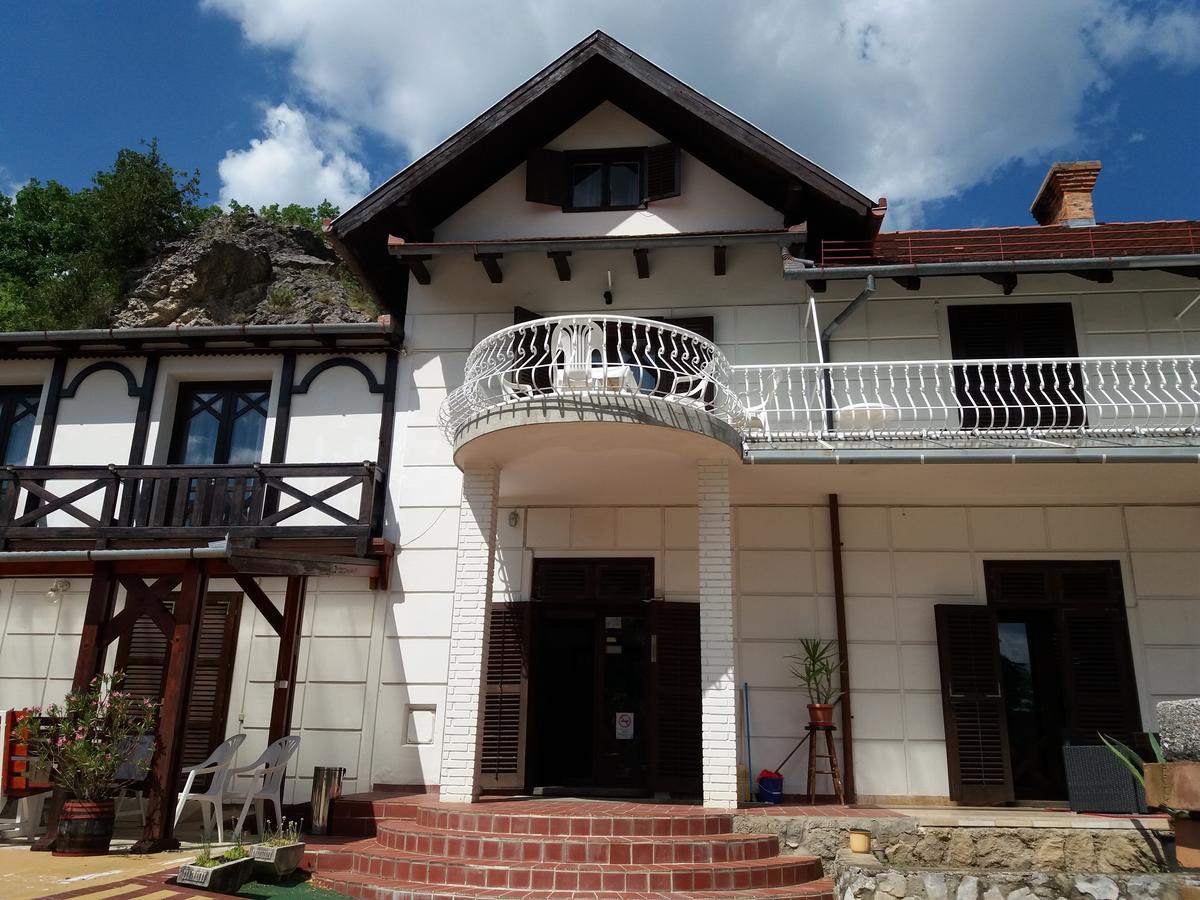 Valcsics Villa Panzio Pécs Extérieur photo